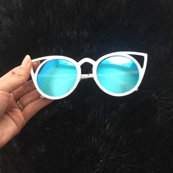 🕶Oversized Mirrored Sunglasses NWOT🕶 - Picture 2 of 6